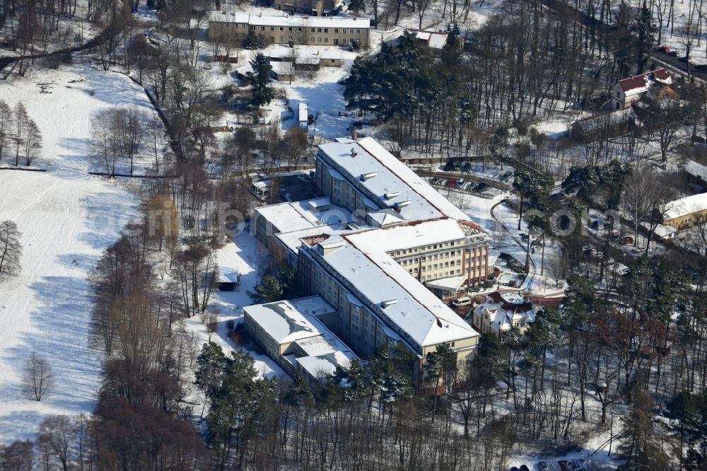 Aerial image Hoppegarten - Wintry terrain covered with snow, the median hospital Hoppegarten in Brandenburg. The rehabilitation clinic Hoppegarten is a rehabilitation clinic for orthopedics, rheumatology, trauma and pain management, medical and vocational rehabilitation, EFL Competence Center