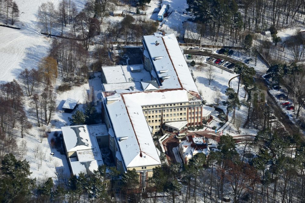 Aerial photograph Hoppegarten - Wintry terrain covered with snow, the median hospital Hoppegarten in Brandenburg. The rehabilitation clinic Hoppegarten is a rehabilitation clinic for orthopedics, rheumatology, trauma and pain management, medical and vocational rehabilitation, EFL Competence Center