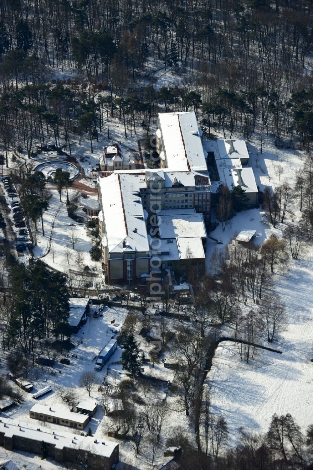 Aerial photograph Hoppegarten - Wintry terrain covered with snow, the median hospital Hoppegarten in Brandenburg. The rehabilitation clinic Hoppegarten is a rehabilitation clinic for orthopedics, rheumatology, trauma and pain management, medical and vocational rehabilitation, EFL Competence Center