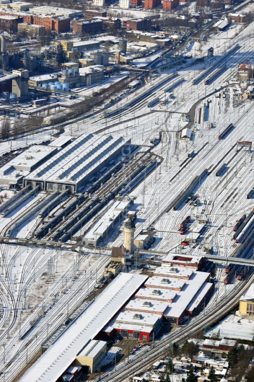 Aerial image Berlin Schöneweide - Wintry road covered with snow and the marshalling station Rummelsburg operation of Deutsche Bahn in Berlin - Rummelsburg