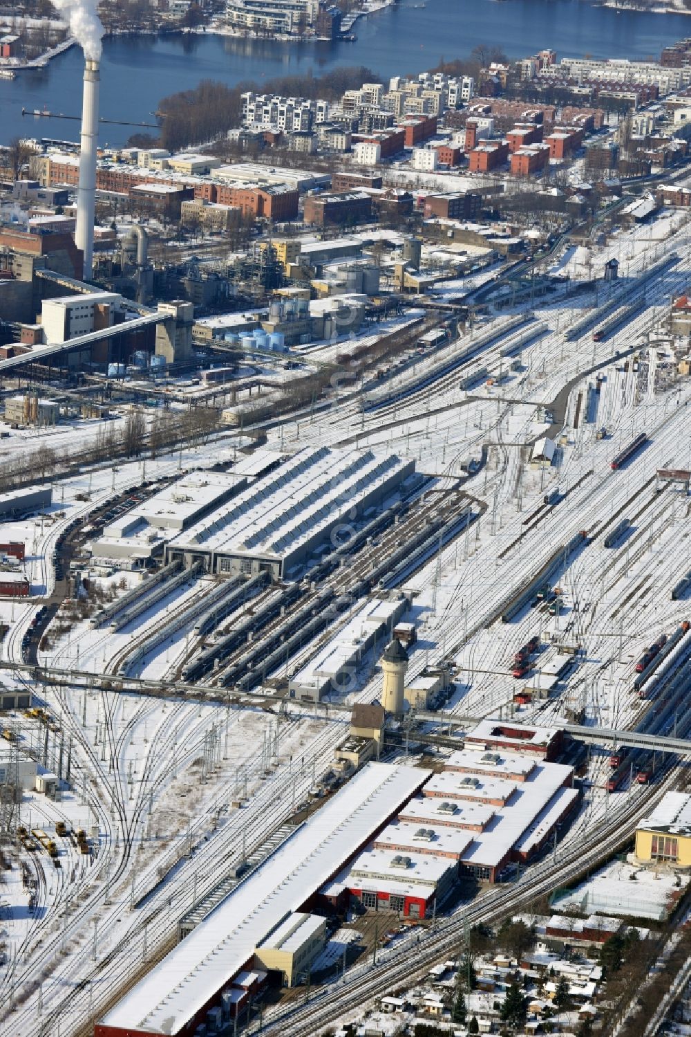 Aerial photograph Berlin Schöneweide - Wintry road covered with snow and the marshalling station Rummelsburg operation of Deutsche Bahn in Berlin - Rummelsburg