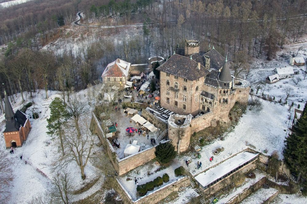 Witzenhausen from the bird's eye view: Wintry covered with snow castle Berlepsch at Witzenhausen in Hesse