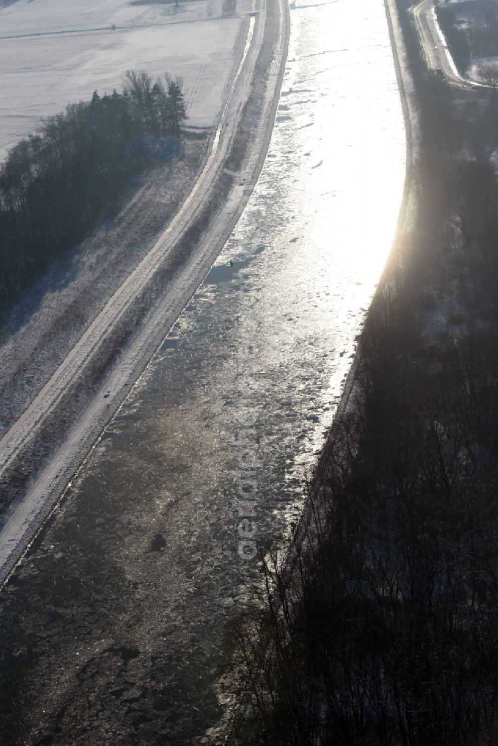 Parey from the bird's eye view: Wintry covered with snow and ice flux flow of the Elbe-Havel Canal in Parey in the state of Saxony-Anhalt