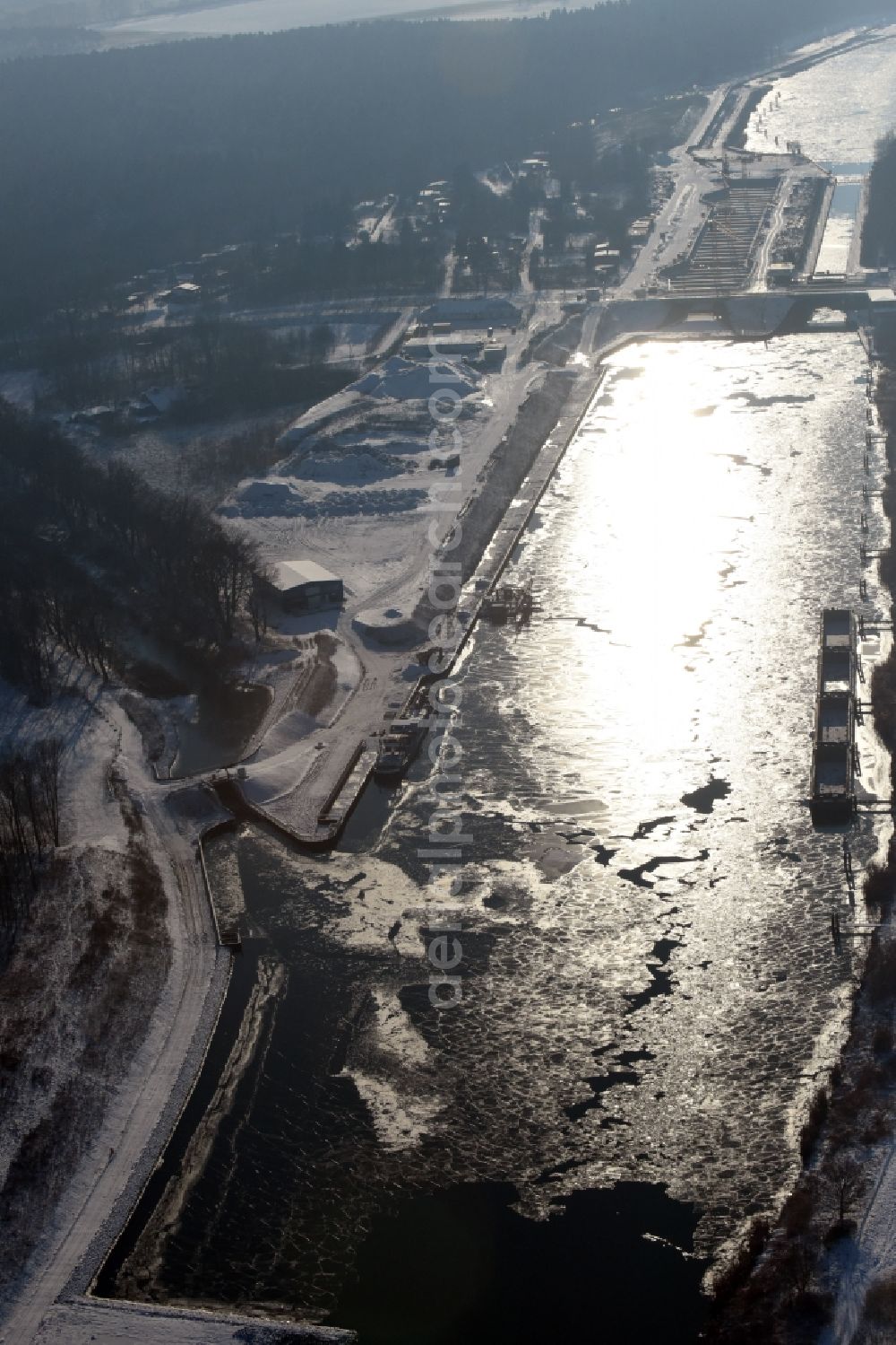 Elbe-Parey from the bird's eye view: Wintry covered with snow and ice flux flow of the Elbe-Havel Canal in Zerben in the state of Saxony-Anhalt