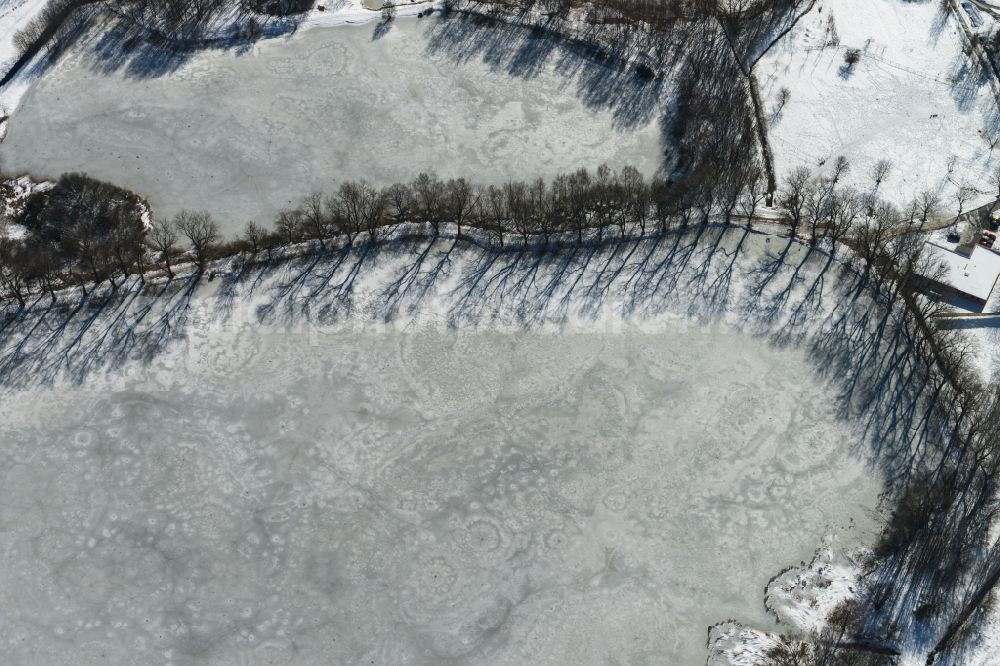 Aerial photograph Ilmenau - Wintry provided with snow and ice surface of the lake Grosser Teich in Ilmenau in Thuringia