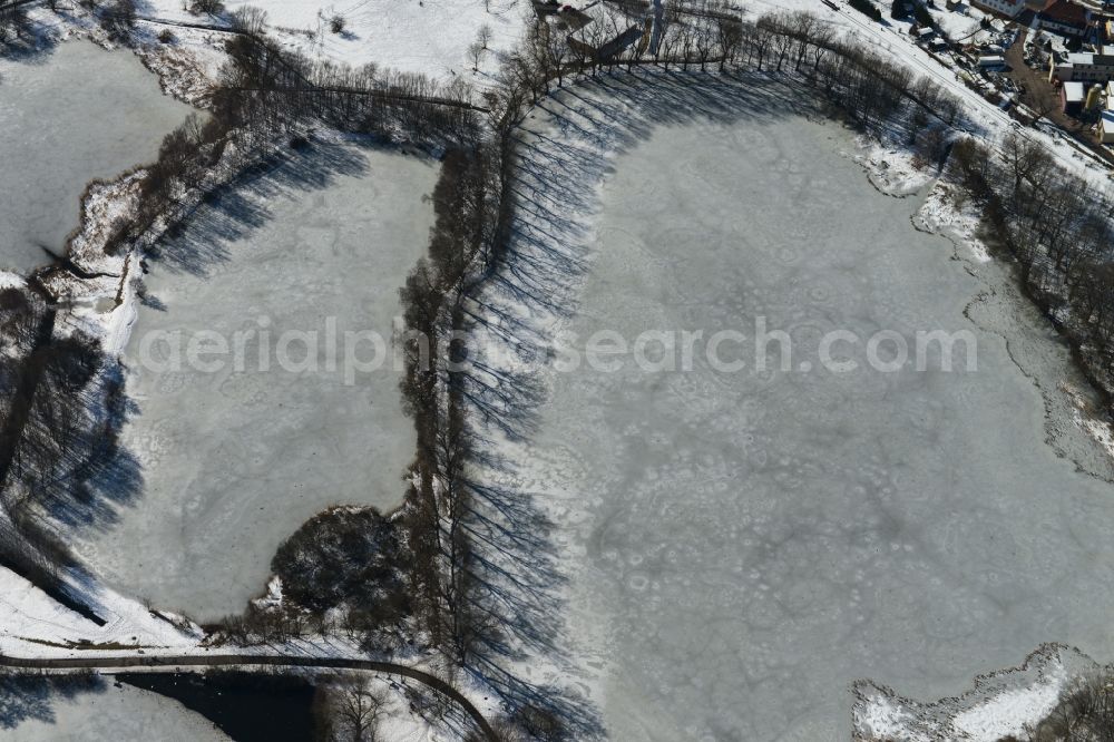 Ilmenau from the bird's eye view: Wintry provided with snow and ice surface of the lake Grosser Teich in Ilmenau in Thuringia