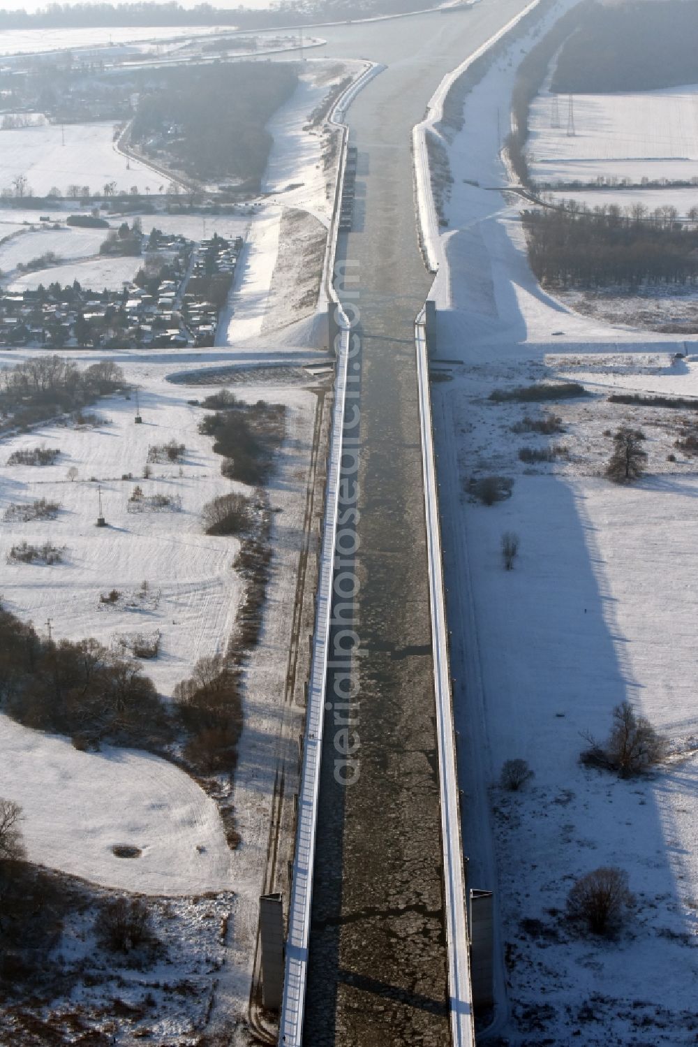 Aerial image Hohenwarthe - Wintry snow and sea ice covered trough bridge from the Mittellandkanal over the Elbe to the Elbe-Havel Canal waterfront crossroads MD in Hohenwarthe, Saxony-Anhalt