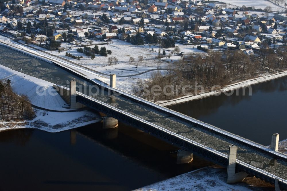 Hohenwarthe from the bird's eye view: Wintry snow and sea ice covered trough bridge from the Mittellandkanal over the Elbe to the Elbe-Havel Canal waterfront crossroads MD in Hohenwarthe, Saxony-Anhalt