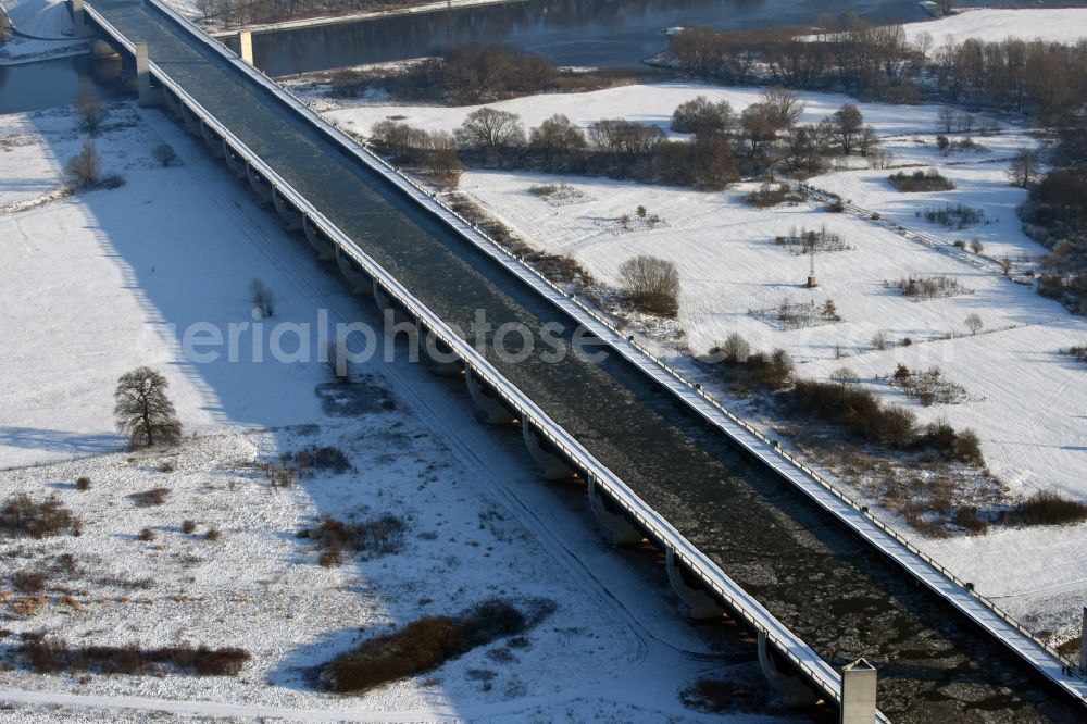 Aerial image Hohenwarthe - Wintry snow and sea ice covered trough bridge from the Mittellandkanal over the Elbe to the Elbe-Havel Canal waterfront crossroads MD in Hohenwarthe, Saxony-Anhalt