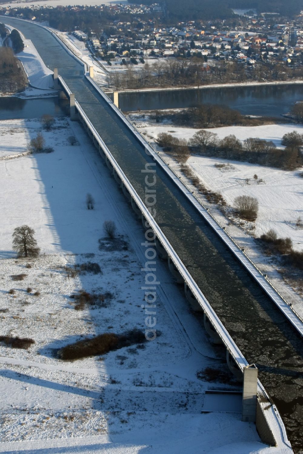 Aerial photograph Hohenwarthe - Wintry snow and sea ice covered trough bridge from the Mittellandkanal over the Elbe to the Elbe-Havel Canal waterfront crossroads MD in Hohenwarthe, Saxony-Anhalt