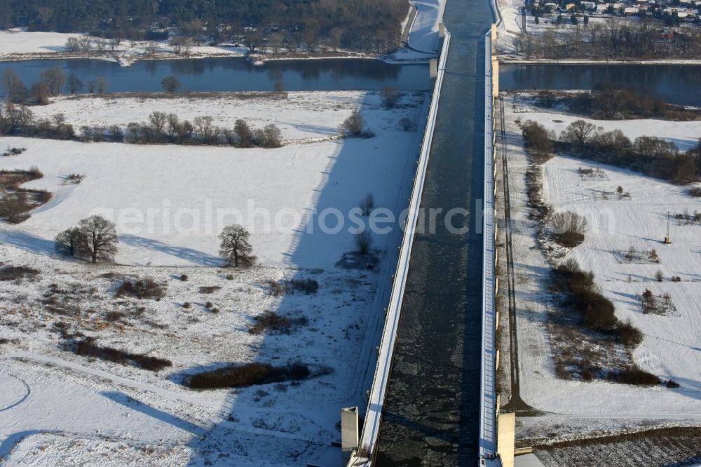 Hohenwarthe from the bird's eye view: Wintry snow and sea ice covered trough bridge from the Mittellandkanal over the Elbe to the Elbe-Havel Canal waterfront crossroads MD in Hohenwarthe, Saxony-Anhalt