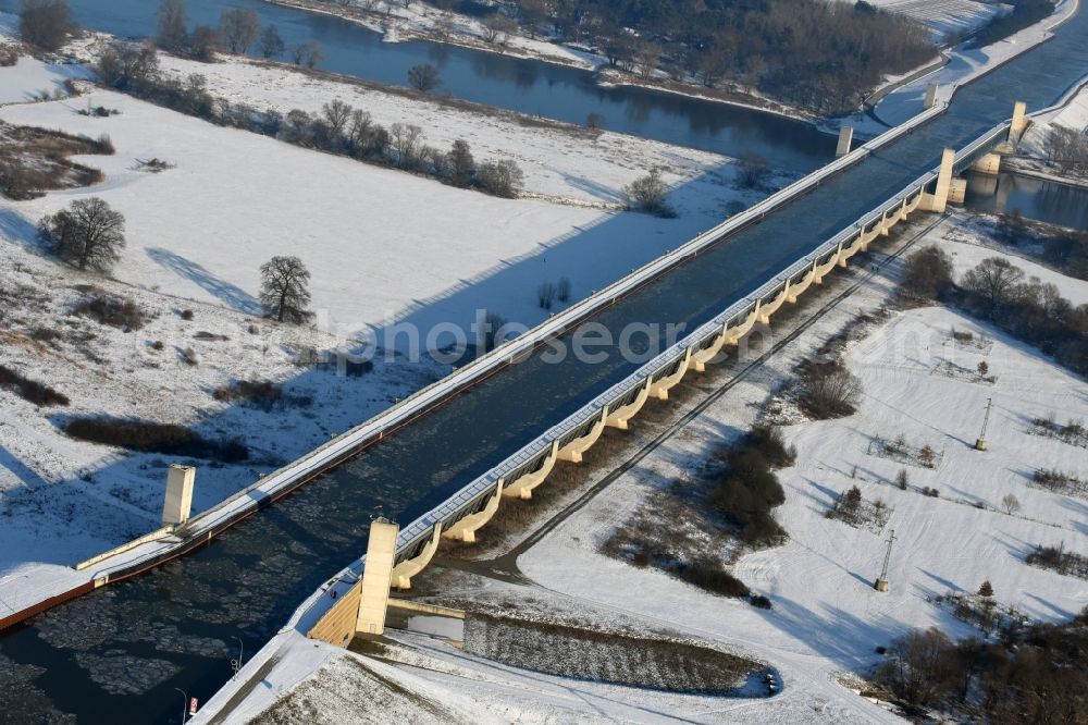 Aerial image Hohenwarthe - Wintry snow and sea ice covered trough bridge from the Mittellandkanal over the Elbe to the Elbe-Havel Canal waterfront crossroads MD in Hohenwarthe, Saxony-Anhalt