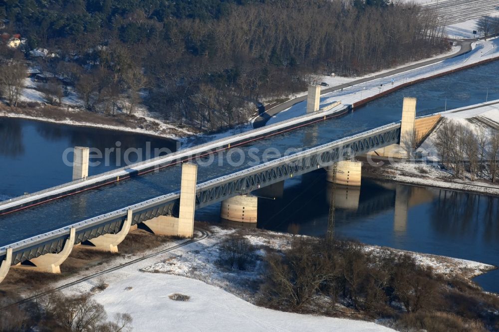 Aerial photograph Hohenwarthe - Wintry snow and sea ice covered trough bridge from the Mittellandkanal over the Elbe to the Elbe-Havel Canal waterfront crossroads MD in Hohenwarthe, Saxony-Anhalt