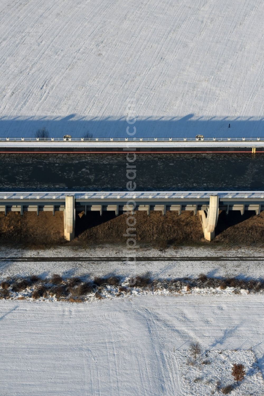 Aerial image Hohenwarthe - Wintry snow and sea ice covered trough bridge from the Mittellandkanal over the Elbe to the Elbe-Havel Canal waterfront crossroads MD in Hohenwarthe, Saxony-Anhalt