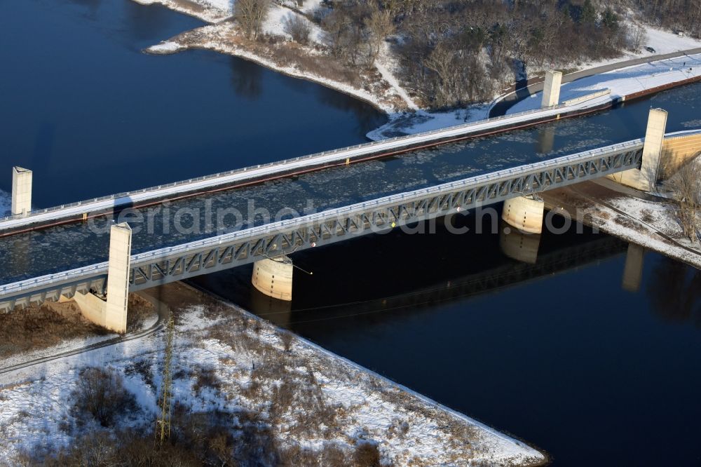 Aerial photograph Hohenwarthe - Wintry snow and sea ice covered trough bridge from the Mittellandkanal over the Elbe to the Elbe-Havel Canal waterfront crossroads MD in Hohenwarthe, Saxony-Anhalt