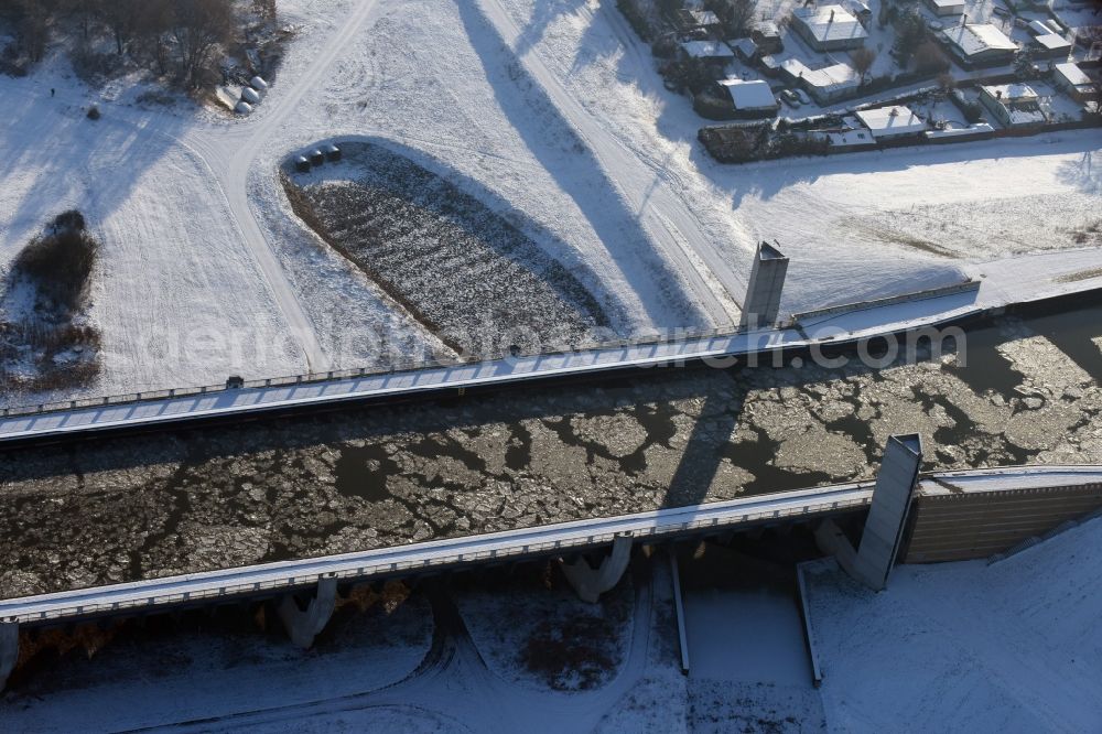 Hohenwarthe from the bird's eye view: Wintry snow and sea ice covered trough bridge from the Mittellandkanal over the Elbe to the Elbe-Havel Canal waterfront crossroads MD in Hohenwarthe, Saxony-Anhalt