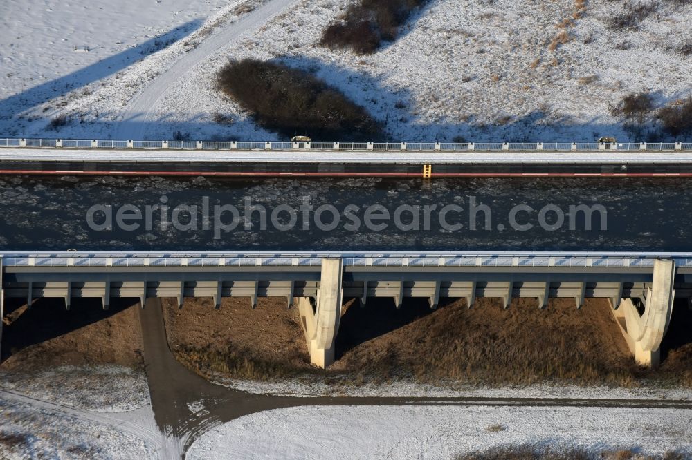 Aerial image Hohenwarthe - Wintry snow and sea ice covered trough bridge from the Mittellandkanal over the Elbe to the Elbe-Havel Canal waterfront crossroads MD in Hohenwarthe, Saxony-Anhalt