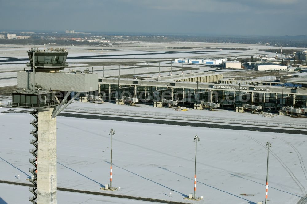 Aerial photograph Schönefeld - Wintry snowy dispatch building and terminals on the premises of the airport BER in Schoenefeld in the state Brandenburg