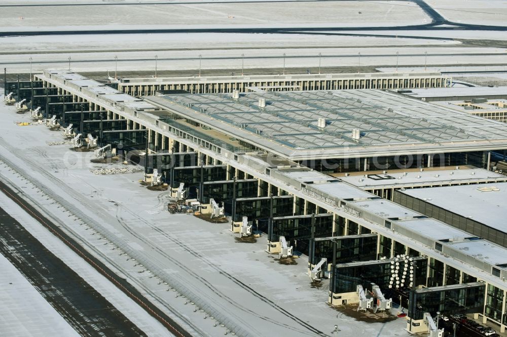 Aerial photograph Schönefeld - Wintry snowy dispatch building and terminals on the premises of the airport BER in Schoenefeld in the state Brandenburg