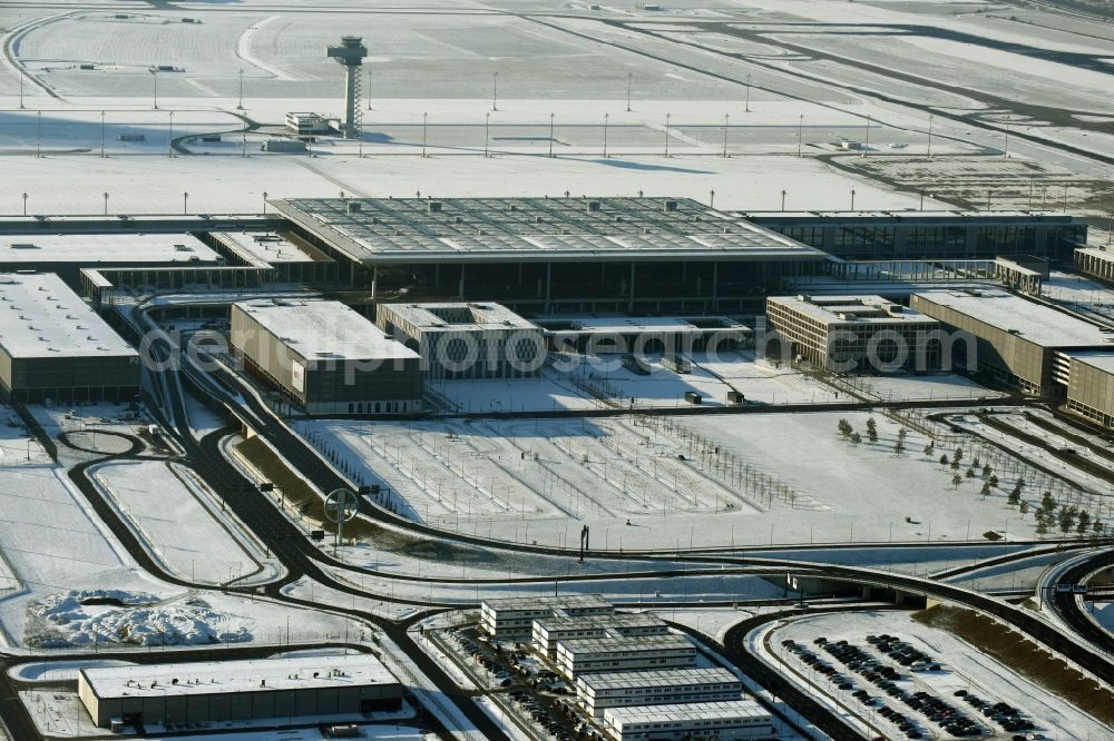 Aerial photograph Schönefeld - Wintry snowy dispatch building and terminals on the premises of the airport BER in Schoenefeld in the state Brandenburg