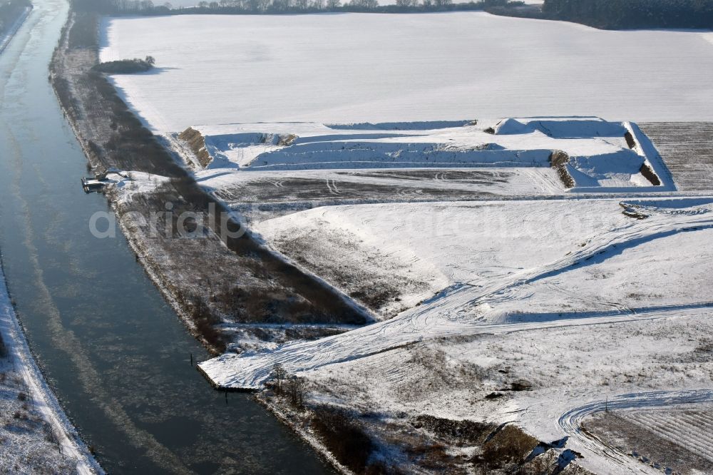 Elbe-Parey from the bird's eye view: Wintry snowy eposition surfaces in Bergzow on the Elbe-Havel Canal in the state of Saxony-Anhalt