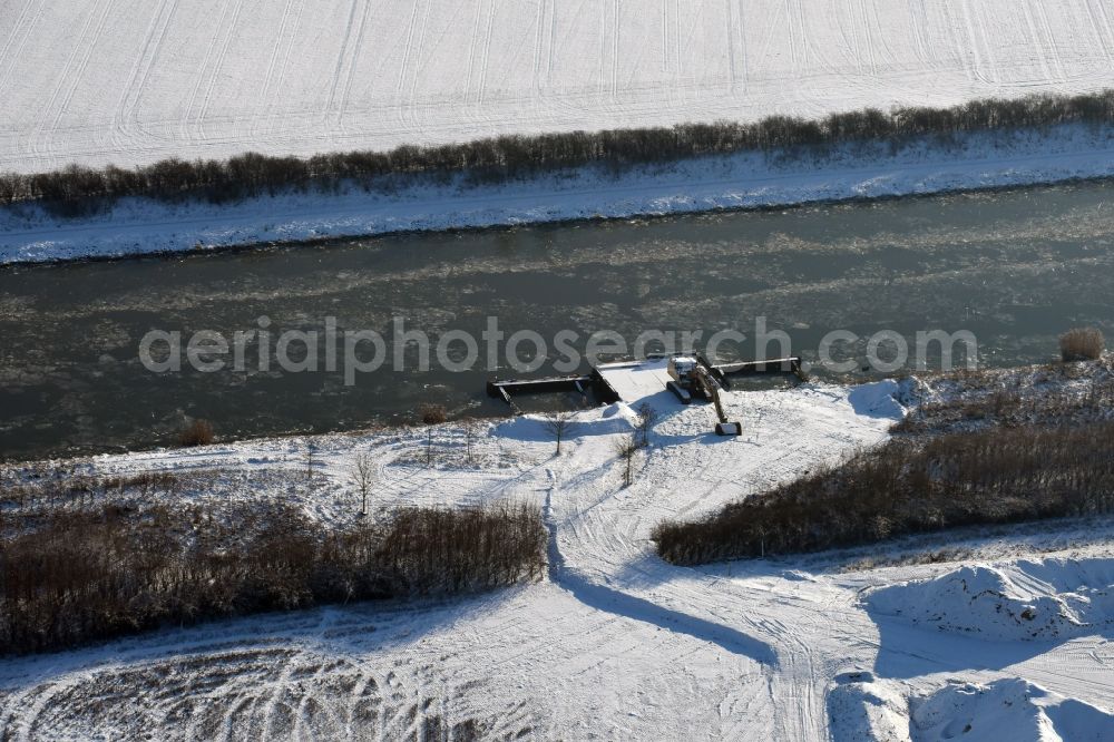 Aerial photograph Elbe-Parey - Wintry snowy eposition surfaces in Bergzow on the Elbe-Havel Canal in the state of Saxony-Anhalt