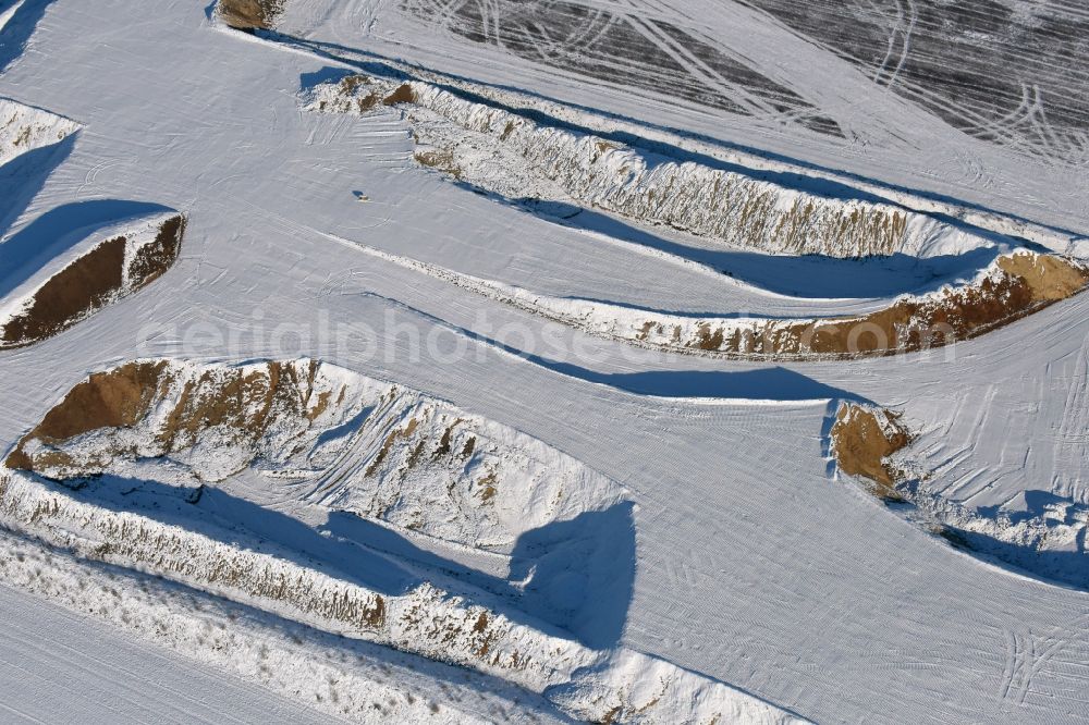 Elbe-Parey from the bird's eye view: Wintry snowy eposition surfaces in Bergzow on the Elbe-Havel Canal in the state of Saxony-Anhalt