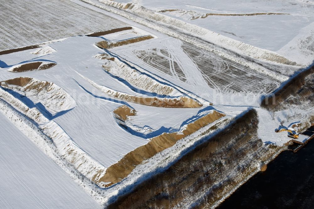 Aerial photograph Elbe-Parey - Wintry snowy eposition surfaces in Bergzow on the Elbe-Havel Canal in the state of Saxony-Anhalt