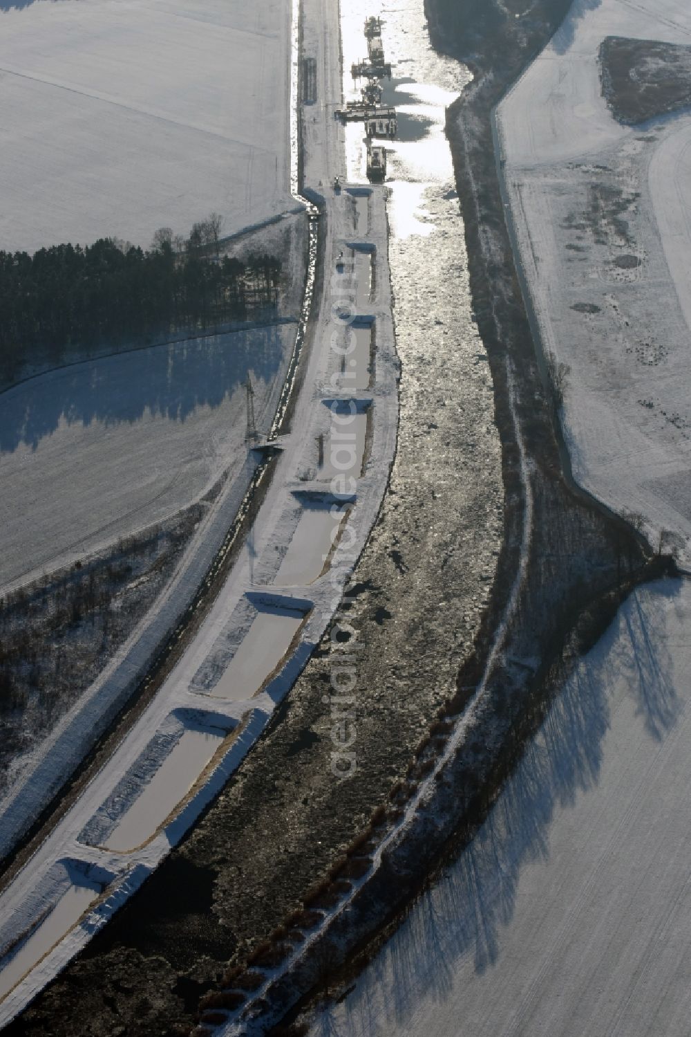 Ihleburg from the bird's eye view: Wintry snowy disposal sites on the banks of the Elbe-Havel canal at Ihleburg in Saxony-Anhalt