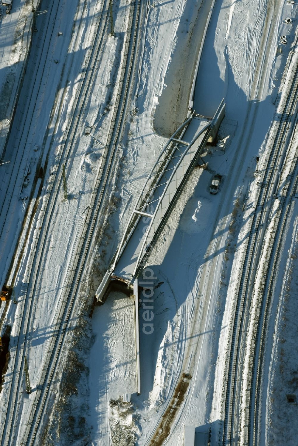 Aerial image Berlin - Wintry snowy terrain railway route expansion at the Modersohn Bridge along the Modersohnstrasse in the Friedrichshain district of Berlin