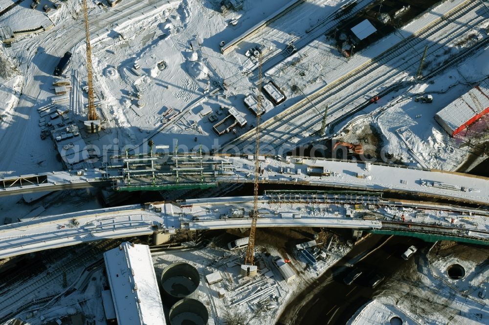 Berlin from above - Wintry snowy terrain railway route expansion at the Modersohn Bridge along the Modersohnstrasse in the Friedrichshain district of Berlin