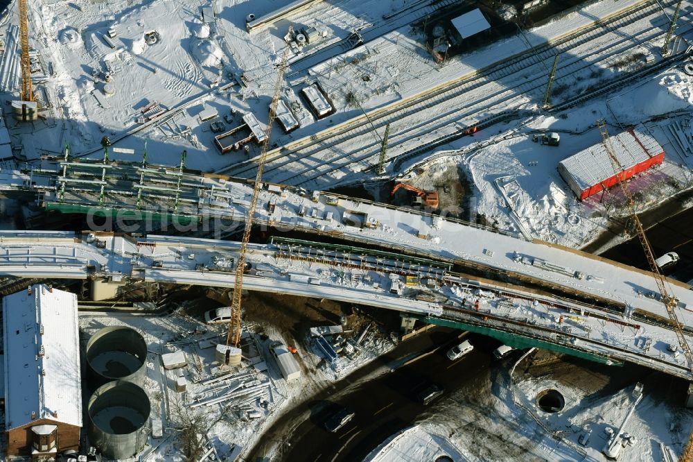 Berlin from the bird's eye view: Wintry snowy terrain railway route expansion at the Modersohn Bridge along the Modersohnstrasse in the Friedrichshain district of Berlin