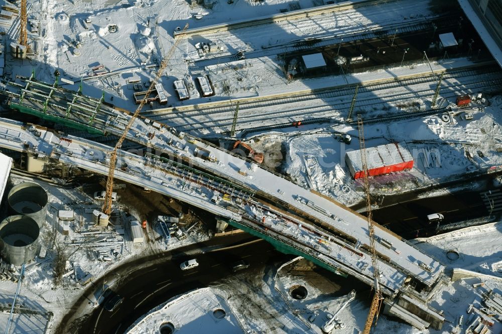 Aerial image Berlin - Wintry snowy terrain railway route expansion at the Modersohn Bridge along the Modersohnstrasse in the Friedrichshain district of Berlin