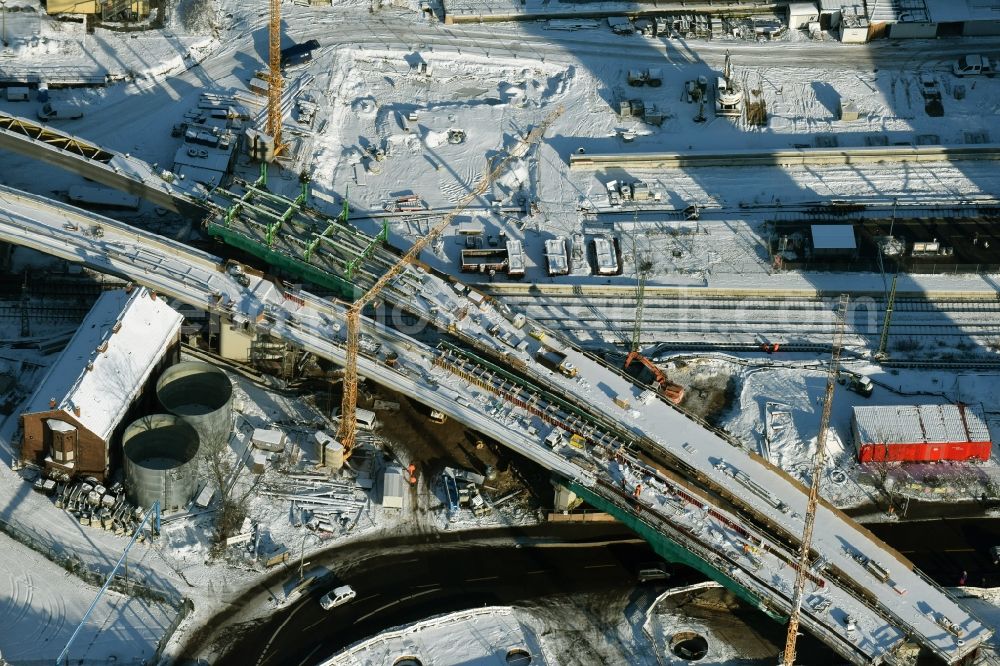 Aerial photograph Berlin - Wintry snowy terrain railway route expansion at the Modersohn Bridge along the Modersohnstrasse in the Friedrichshain district of Berlin