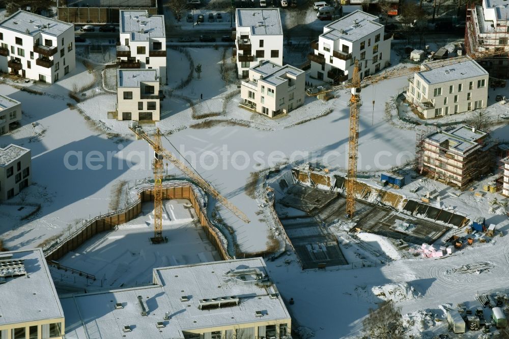 Berlin from the bird's eye view: Wintry snowy building construction residential complex Five morning Dahlem Urban Village of STOFANEL group in Berlin