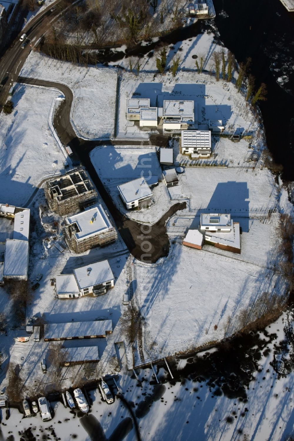 Aerial image Brandenburg an der Havel - Winterly snowy construction site to build a new multi-family residential complex in Brandenburg an der Havel in the state Brandenburg