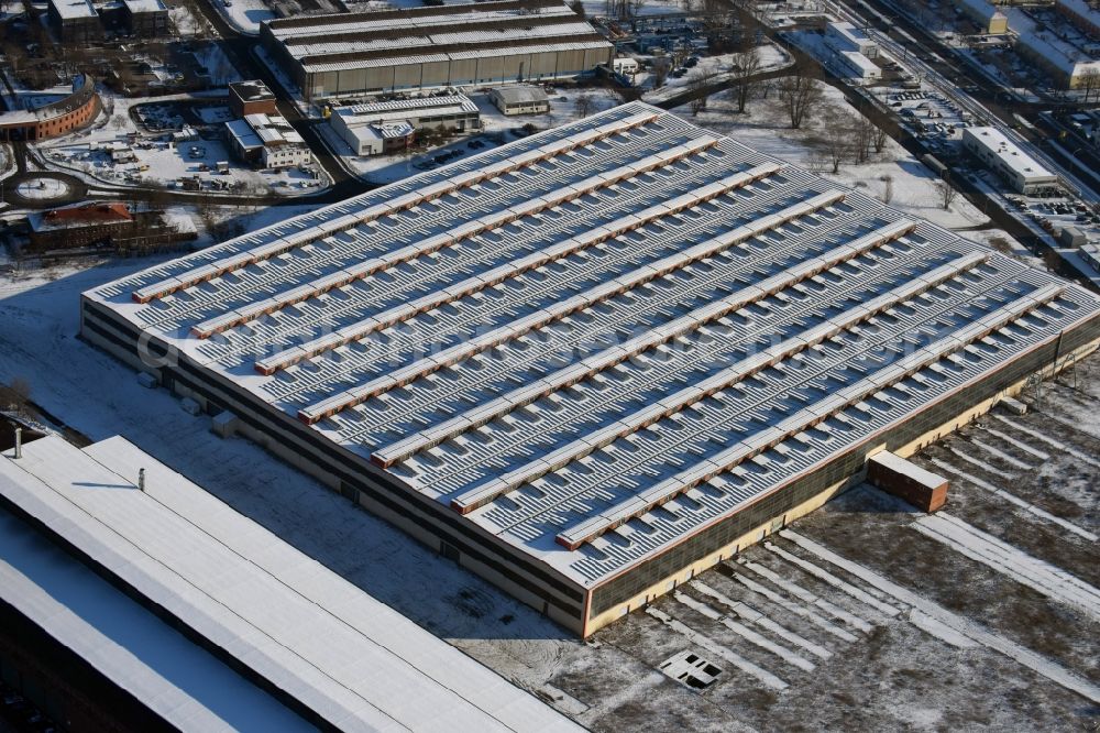 Brandenburg an der Havel from the bird's eye view: Wintry snowy former production halls of the steel plant in Brandenburg an der Havel in Brandenburg