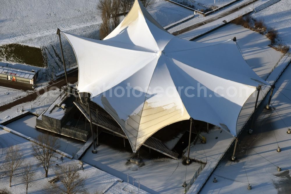 Aerial image Magdeburg - Winterly snowy construction of the building of the open-air theater Seebuehne im Elbauenpark in Magdeburg in the state Saxony-Anhalt