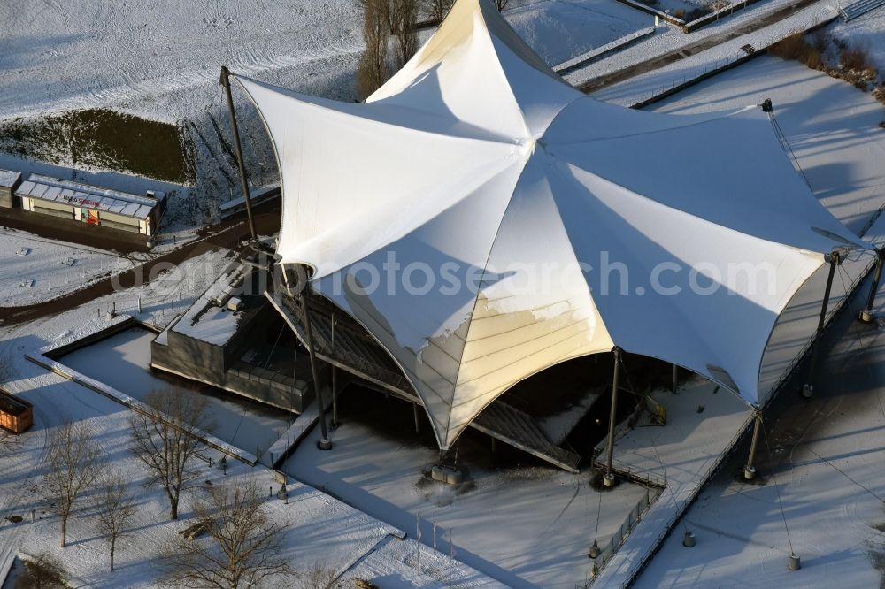 Magdeburg from above - Winterly snowy construction of the building of the open-air theater Seebuehne im Elbauenpark in Magdeburg in the state Saxony-Anhalt