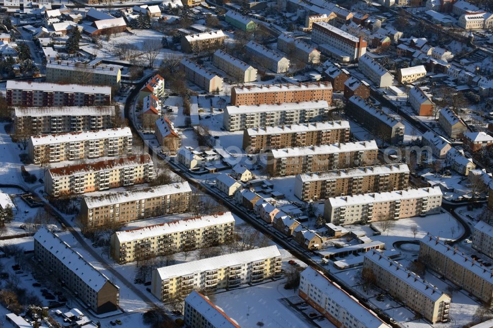 Aerial photograph Burg - Wintry snow-covered buildings of the residential area on Wilhelm-Kuhr-Strasse in Burg in the state of Saxony-Anhalt