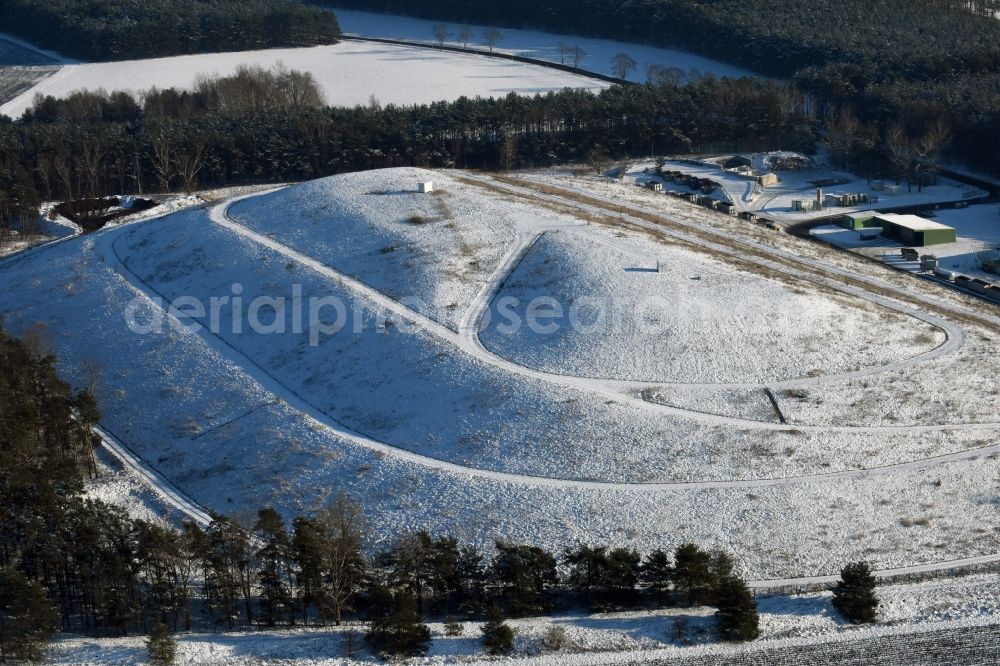 Aerial image Elbe-Parey - Wintry snow-covered site of the heaped landfill Werderberg in Elbe-Parey in the state of Saxony-Anhalt. The landfill is part of Abfallwirtschaftsgesellschaft Jerichower Land mbH (the county waste management company) and is located between Elbe-Parey and the village of Bergzow