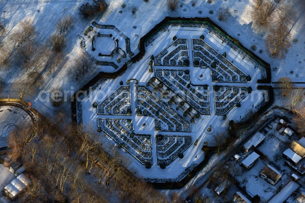 Berlin from the bird's eye view: Wintery snow-covered labyrinth maze park in the Britzergarten recreational park in Berlin