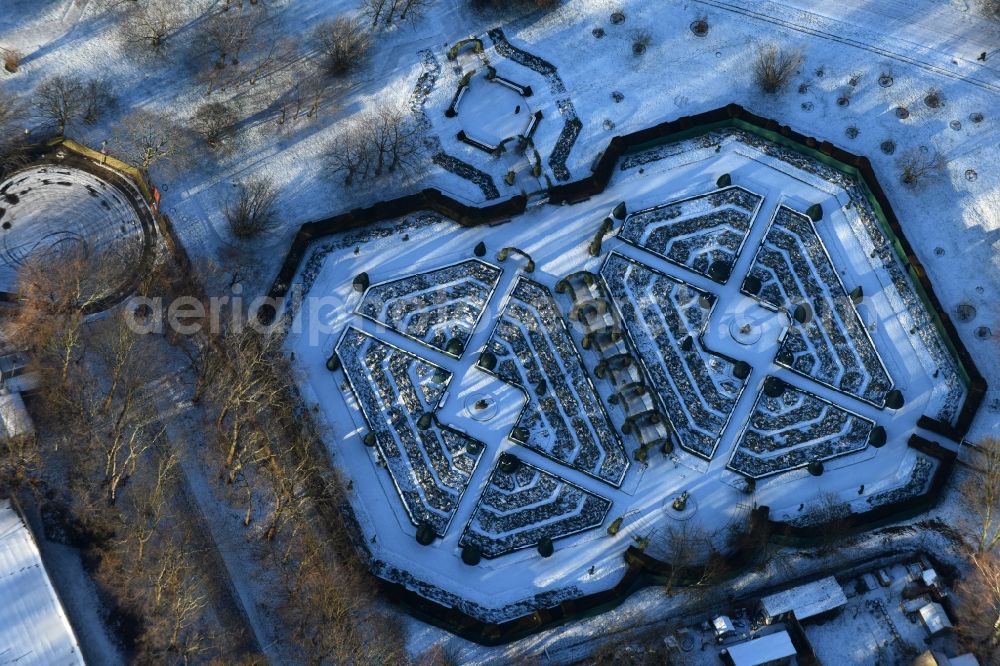 Aerial image Berlin - Wintery snow-covered labyrinth maze park in the Britzergarten recreational park in Berlin