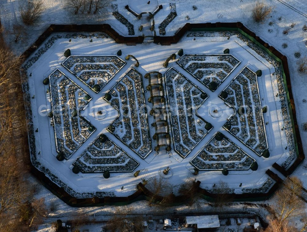 Aerial photograph Berlin - Wintery snow-covered labyrinth maze park in the Britzergarten recreational park in Berlin