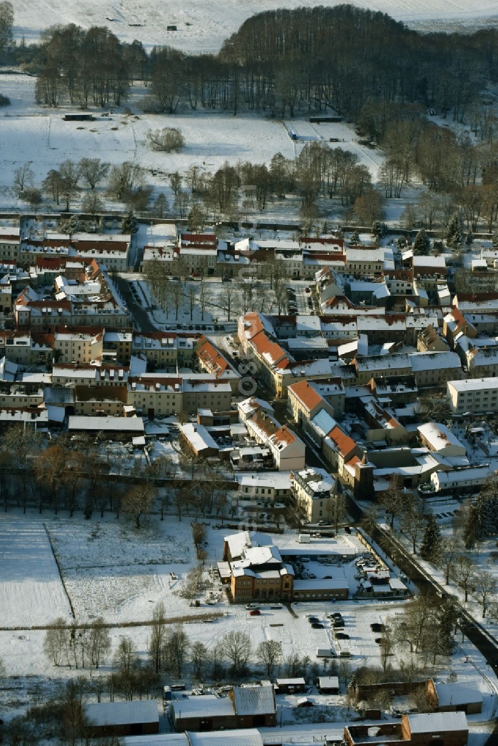 Aerial photograph Altlandsberg - Wintry snowy townscape with streets and houses of the residential areas in Altlandsberg in the state Brandenburg
