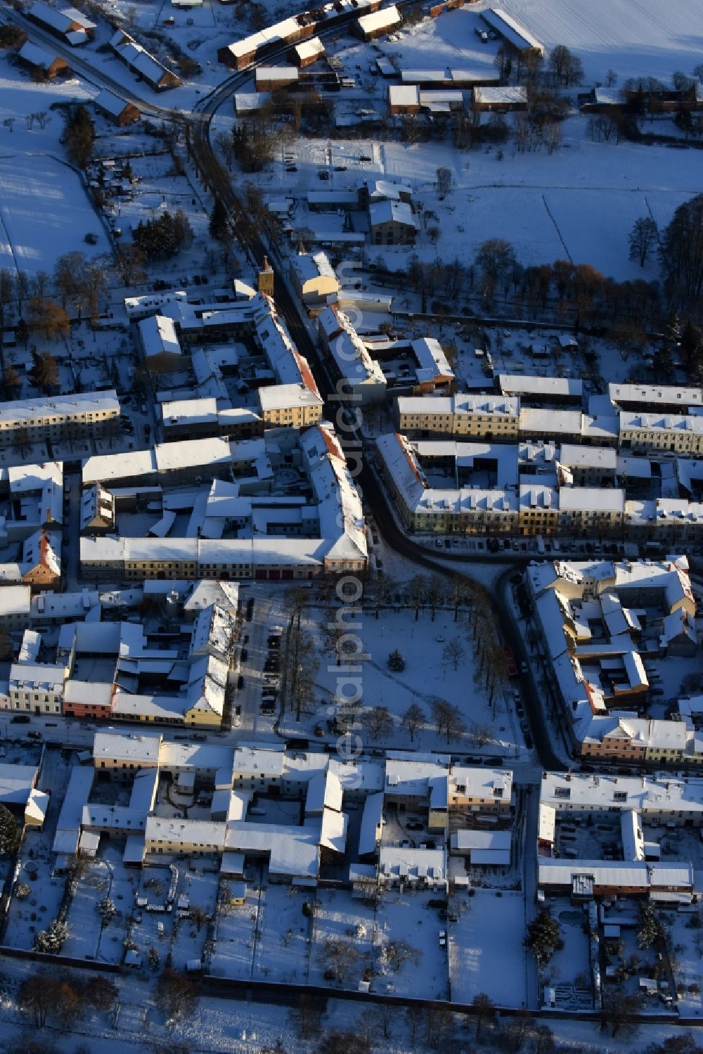 Aerial photograph Altlandsberg - Wintry snowy Town View of the streets and houses of the residential areas in Altlandsberg in the state Brandenburg