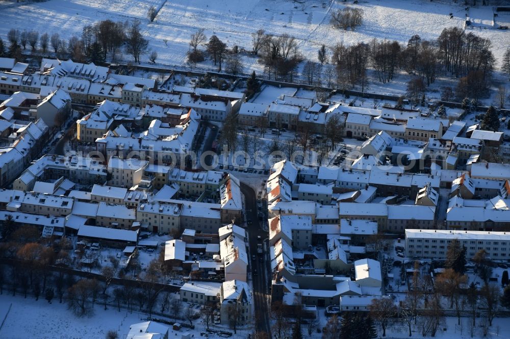 Altlandsberg from the bird's eye view: Wintry snowy Town View of the streets and houses of the residential areas in Altlandsberg in the state Brandenburg