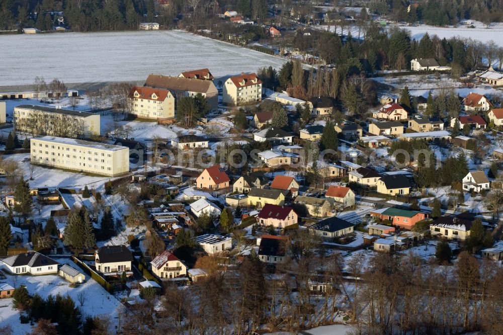 Beetzsee from above - Wintry snowy townscape with streets and houses of the residential areas in Beetzsee in the state Brandenburg