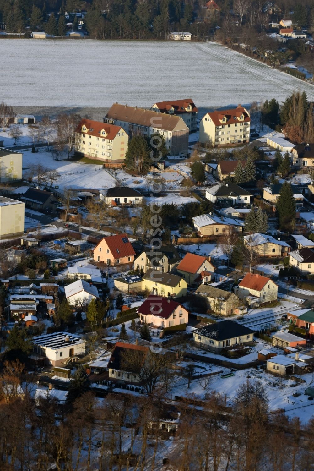 Beetzsee from above - Wintry snowy townscape with streets and houses of the residential areas in Beetzsee in the state Brandenburg