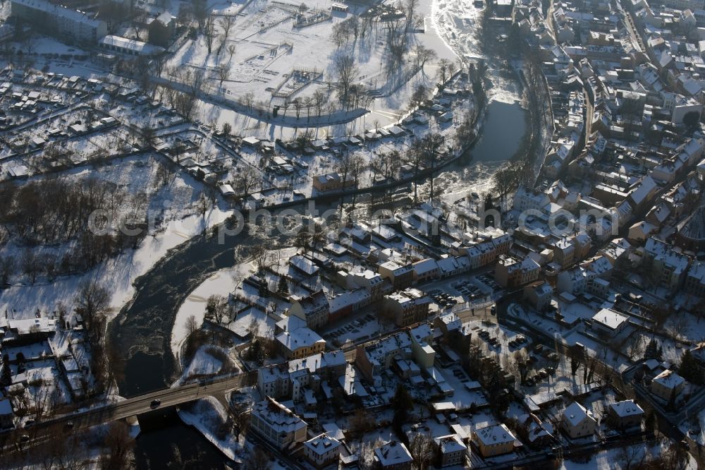 Brandenburg an der Havel from the bird's eye view: Wintry snowy townscape with streets and houses of the residential areas along the course of the river Brandenburger Niederhavel in Brandenburg an der Havel in the state Brandenburg